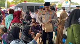 Disela Pasar Murah Ramadan Polres Tanah Bumbu, Kapolres Tanah Bumbu AKBP Arief Prasetya SIK Bagikan Takjil Kepada Warga Yang Datang
