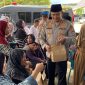 Disela Pasar Murah Ramadan Polres Tanah Bumbu, Kapolres Tanah Bumbu AKBP Arief Prasetya SIK Bagikan Takjil Kepada Warga Yang Datang