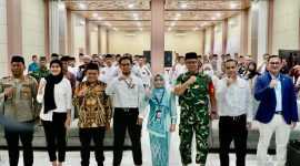 Foto Bersama Plh Sekretaris Daerah, Yulian Herawati dihadiri Wakil Ketua DPRD Tanbu, H Hasanuddin, Div Head Empowerment and Suistanability PT BIB, Triandi Subgayo serta perwakilan Kodim dan Polres Tanah Bumbu.