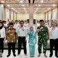 Foto Bersama Plh Sekretaris Daerah, Yulian Herawati dihadiri Wakil Ketua DPRD Tanbu, H Hasanuddin, Div Head Empowerment and Suistanability PT BIB, Triandi Subgayo serta perwakilan Kodim dan Polres Tanah Bumbu.