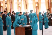 Prosesi pelantikan Ketua TP PKK Tanah Bumbu, Andi Irmayana Rudi Latif dipimpin langsung Ketua TP PKK Provinsi Kalimantan Selatan sekaligus Ketua Pembina Posyandu Provinsi Kalsel, Hj. Fathul Jannah Muhidin, di Gedung Mahligai Pancasila, Banjarmasin, Rabu (5/3/2025).