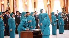 Prosesi pelantikan Ketua TP PKK Tanah Bumbu, Andi Irmayana Rudi Latif dipimpin langsung Ketua TP PKK Provinsi Kalimantan Selatan sekaligus Ketua Pembina Posyandu Provinsi Kalsel, Hj. Fathul Jannah Muhidin, di Gedung Mahligai Pancasila, Banjarmasin, Rabu (5/3/2025).