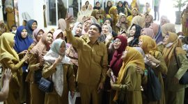Bupati Tanah Bumbu, Andi Rudi Latif Saat Berswafoto Dengan Guru PAUD
