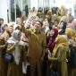 Bupati Tanah Bumbu, Andi Rudi Latif Saat Berswafoto Dengan Guru PAUD