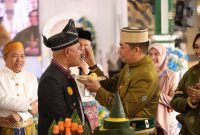 Bupati Andi Rudi Latif yang akrab disapa Bang Arul, secara simbolis menyuapkan nasi tumpeng HUT Tanah Bumbu kepada Wakil Bupati H Bahsanudin.