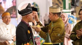 Bupati Andi Rudi Latif yang akrab disapa Bang Arul, secara simbolis menyuapkan nasi tumpeng HUT Tanah Bumbu kepada Wakil Bupati H Bahsanudin.