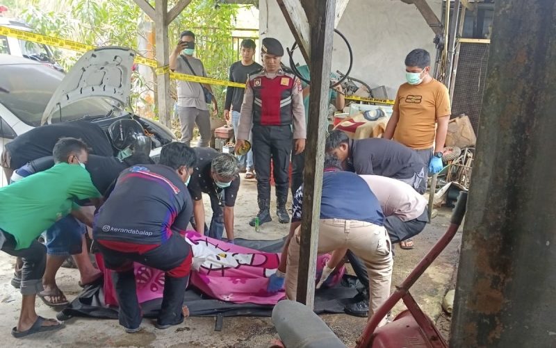 Proses Evakuasi Mauat Yang Ditemukan di Bengkel Stagen Kotabaru