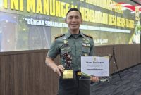 Dandim 1004 Kotabaru Letkol. Inf. Bayu Oktavianto Sudibyo, Perlihatkan Penghargaan Yang Diterima dalam program TMMD