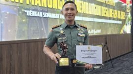 Dandim 1004 Kotabaru Letkol. Inf. Bayu Oktavianto Sudibyo, Perlihatkan Penghargaan Yang Diterima dalam program TMMD
