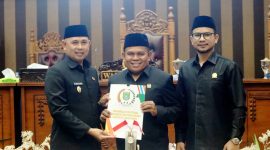 Serah Terima Dokumen Raperda Riset dan Inovasi Daerah di Paripurna DPRD Tanah Bumbu