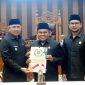 Serah Terima Dokumen Raperda Riset dan Inovasi Daerah di Paripurna DPRD Tanah Bumbu