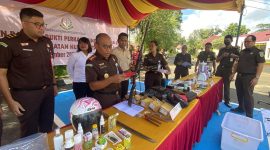 Kepala Kejaksaan Negeri Tanah Bumbu, Dr Dinar Kripsiaji Melihat Barang Bukti Senpi Rakitan Sebelum Dimusnahkan