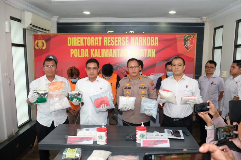 Direktorat Reserse Narkoba Polda Kalimantan Selatan Saat Perlihatkan Narkotika Sitaan Maret April 2025