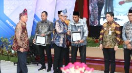 Wakil Menteri Dalam Negeri, Bima Arya Saat Berikan Penghargaan Kepada Kabupaten Tanah Bumbu