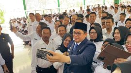 Bupati Tanah Bumbu, Andi Rudi Latif Berswafoto Bersama PPPK Yang Baru Saja Dilantiknya