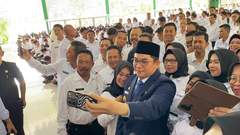 Bupati Tanah Bumbu, Andi Rudi Latif Berswafoto Bersama PPPK Yang Baru Saja Dilantiknya