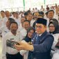 Bupati Tanah Bumbu, Andi Rudi Latif Berswafoto Bersama PPPK Yang Baru Saja Dilantiknya