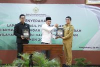 Bupati Tanah Bumbu Andi Rudi Latif, Bersama Ketua DPRD Tanah Bumbu, Andrean Atma Maulani Saat Terima Penghargaan WTP ke 12