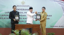 Bupati Tanah Bumbu Andi Rudi Latif, Bersama Ketua DPRD Tanah Bumbu, Andrean Atma Maulani Saat Terima Penghargaan WTP ke 12