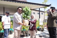 Wakil Menteri Kehutanan RI, dr Sulaiman Umar Saat Serahkan Bibit Tanaman Kepada Pj Sekretaris Daerah Tanah Bumbu, Yulian Herawati
