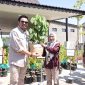Wakil Menteri Kehutanan RI, dr Sulaiman Umar Saat Serahkan Bibit Tanaman Kepada Pj Sekretaris Daerah Tanah Bumbu, Yulian Herawati