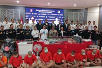 Kapolres Kotabaru AKBP Doli M Tanjung SIK Saat   Tampikan Hasil Operasi Simat Intan 2025