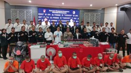 Kapolres Kotabaru AKBP Doli M Tanjung SIK Saat   Tampikan Hasil Operasi Simat Intan 2025