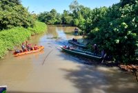 Tim Melakukan Upaya Pencarian Terhadap Operator Alat Berat Yang Hilang di Sungai Jupi Kotabaru