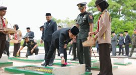Bupati Tanah Bumbu, Andi Rudi Latif Saat Ziarah ke Makam Pahlawan