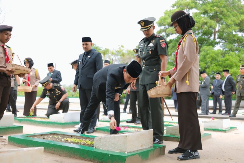 Bupati Tanah Bumbu, Andi Rudi Latif Saat Ziarah ke Makam Pahlawan