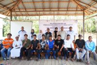 Foto Bersama Usai Pembukaan Pelatihan Meubelair Pengolahan Limbah Kayu di Desa Hati’if Kecamatan Teluk Kepayang Kabupaten Tanah Bumbu, Kolaborasi PT Borneo Indobara dan BLK