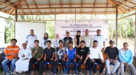 Foto Bersama Usai Pembukaan Pelatihan Meubelair Pengolahan Limbah Kayu di Desa Hati’if Kecamatan Teluk Kepayang Kabupaten Tanah Bumbu, Kolaborasi PT Borneo Indobara dan BLK