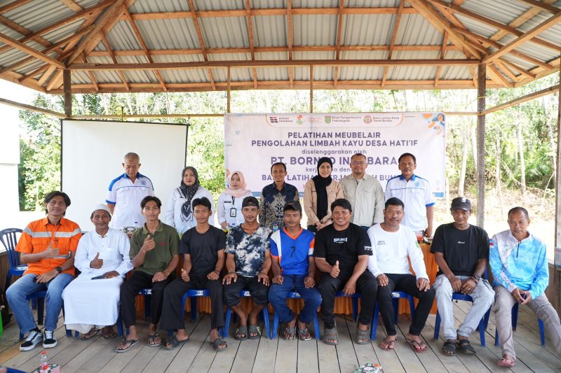 Foto Bersama Usai Pembukaan Pelatihan Meubelair Pengolahan Limbah Kayu di Desa Hati’if Kecamatan Teluk Kepayang Kabupaten Tanah Bumbu, Kolaborasi PT Borneo Indobara dan BLK