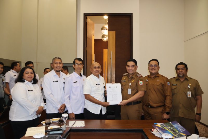 Kepala Kantor Wilayah Imigrasi Kalsel Tandatangani Kerjasama Layanan Keimigrasian bersama Pemkab Kotabaru, Disaksikan Kepala Kantor Imigrasi Kelas II TPI Batulicin