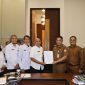 Kepala Kantor Wilayah Imigrasi Kalsel Tandatangani Kerjasama Layanan Keimigrasian bersama Pemkab Kotabaru, Disaksikan Kepala Kantor Imigrasi Kelas II TPI Batulicin