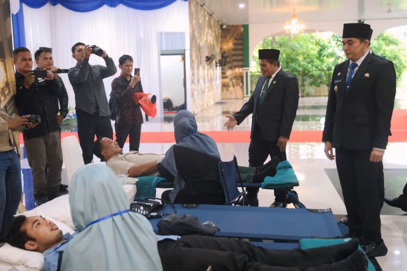 Bupati Tanah Bumbu Andi Rudi Latif Saat Pantau Donor Darah Untuk Penuhi Kebutuhan Darah di Tanah Bumbu