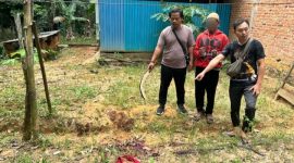 Tersangka dan Polisi Saat Memperlihatkan Lokasi Pembunuhan di Kebun Kelapa Desa Wonorejo Kecamatan Satui Kabupaten Tanah Bumbu