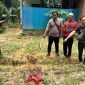Tersangka dan Polisi Saat Memperlihatkan Lokasi Pembunuhan di Kebun Kelapa Desa Wonorejo Kecamatan Satui Kabupaten Tanah Bumbu