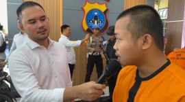 Kasat Reskrim Polres Tanah Bumbu, AKP Agung Kurnia Putra SIK Saat Tanya Tersangka Pembuat Uang Palsu