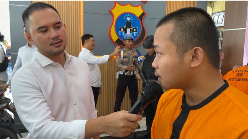 Kasat Reskrim Polres Tanah Bumbu, AKP Agung Kurnia Putra SIK Saat Tanya Tersangka Pembuat Uang Palsu