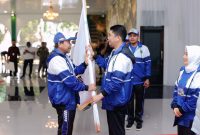 Bupati Tanah Bumbu, Andi Rudi Latif Serahkan Bendera Kontingen POPDA Tanah Bumbu Yang Diterima Kepala Dinas Pemuda Olahraga dan Pariwisata Tanah Bumbu, H Syamsuddin