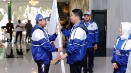 Bupati Tanah Bumbu, Andi Rudi Latif Serahkan Bendera Kontingen POPDA Tanah Bumbu Yang Diterima Kepala Dinas Pemuda Olahraga dan Pariwisata Tanah Bumbu, H Syamsuddin