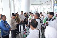 Bupati Kotabaru, H Muhamad Rusli Saat Lepas Jamaah Haji di Bandara Syamsudin Noor