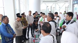Bupati Kotabaru, H Muhamad Rusli Saat Lepas Jamaah Haji di Bandara Syamsudin Noor
