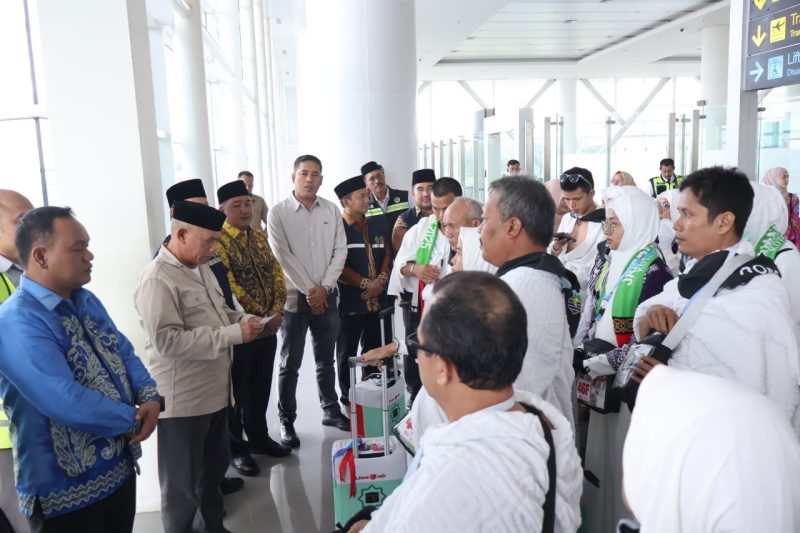 Bupati Kotabaru, H Muhamad Rusli Saat Lepas Jamaah Haji di Bandara Syamsudin Noor