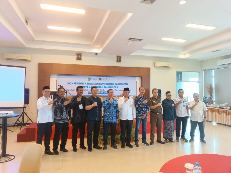 Plt Asisten Pemerintahan dan Kesejahteraan Rakyat, Putu Wisnu Wardhana Foto Bersama di Konferensi Kerja dan Konferensi Kabupaten (Konferkab) Persatuan Wartawan Indonesia (PWI) Kabupaten Tanah Bumbu di Hotel Ebony Batulicin