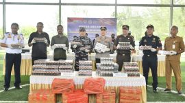 Lanal Kotabaru Perlihatkan Rokok Ilegal Yang Berhasil Diamankan Dari Sebuah Kapal