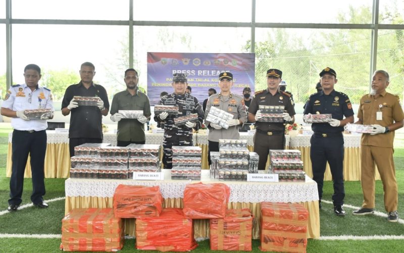 Lanal Kotabaru Perlihatkan Rokok Ilegal Yang Berhasil Diamankan Dari Sebuah Kapal