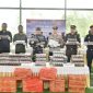 Lanal Kotabaru Perlihatkan Rokok Ilegal Yang Berhasil Diamankan Dari Sebuah Kapal