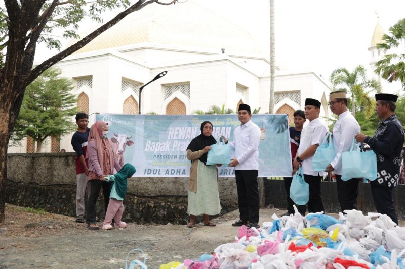 Bupati Tanah Bumbu, Andi Rudi Latif Saat Salurkan Daging Kurban Bantuan Presiden RI, Prabowo Subianto Bagi Warga di Tanah Bumbu